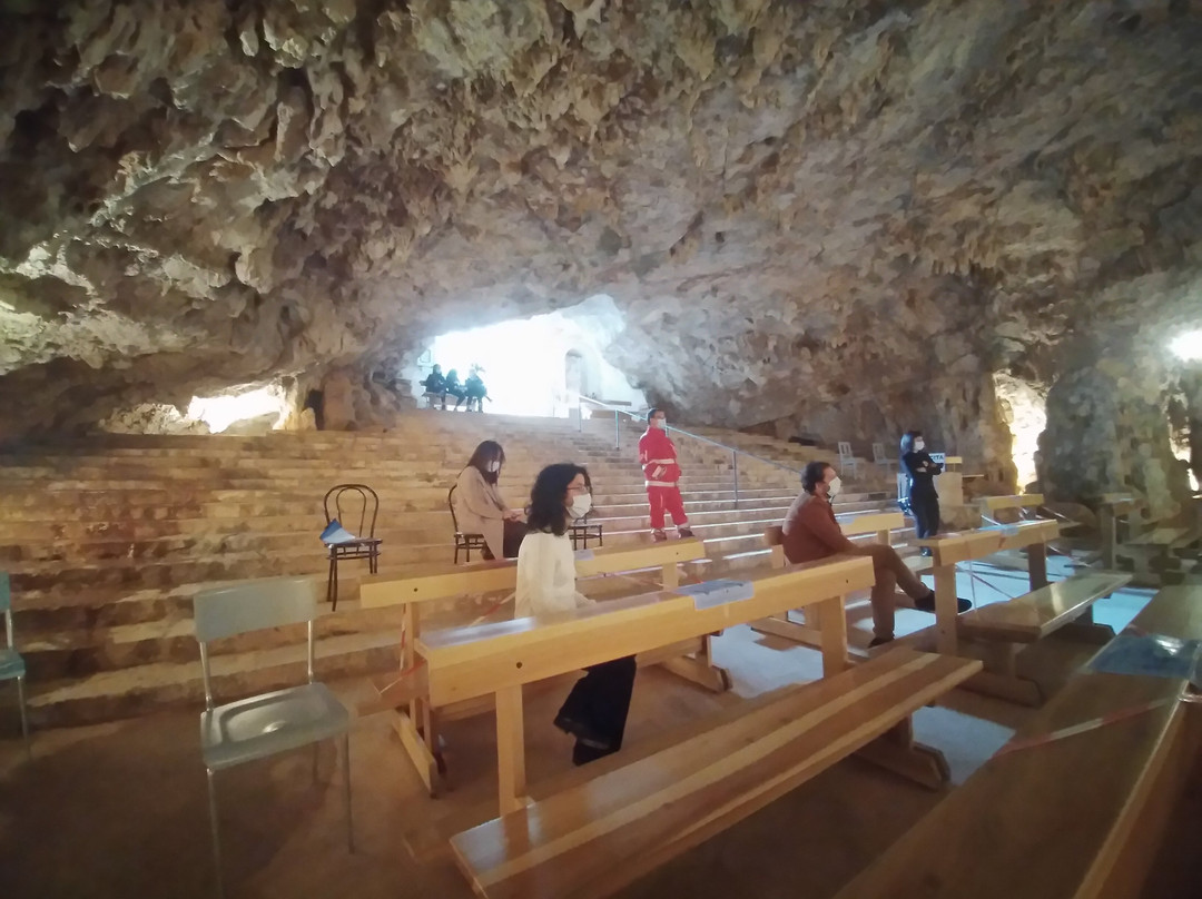 Grotta Sacra di San Michele Arcangelo in Monte Laureto景点图片