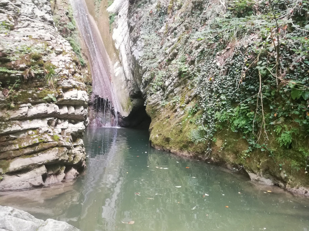 Chudo Krasotka Waterfall景点图片