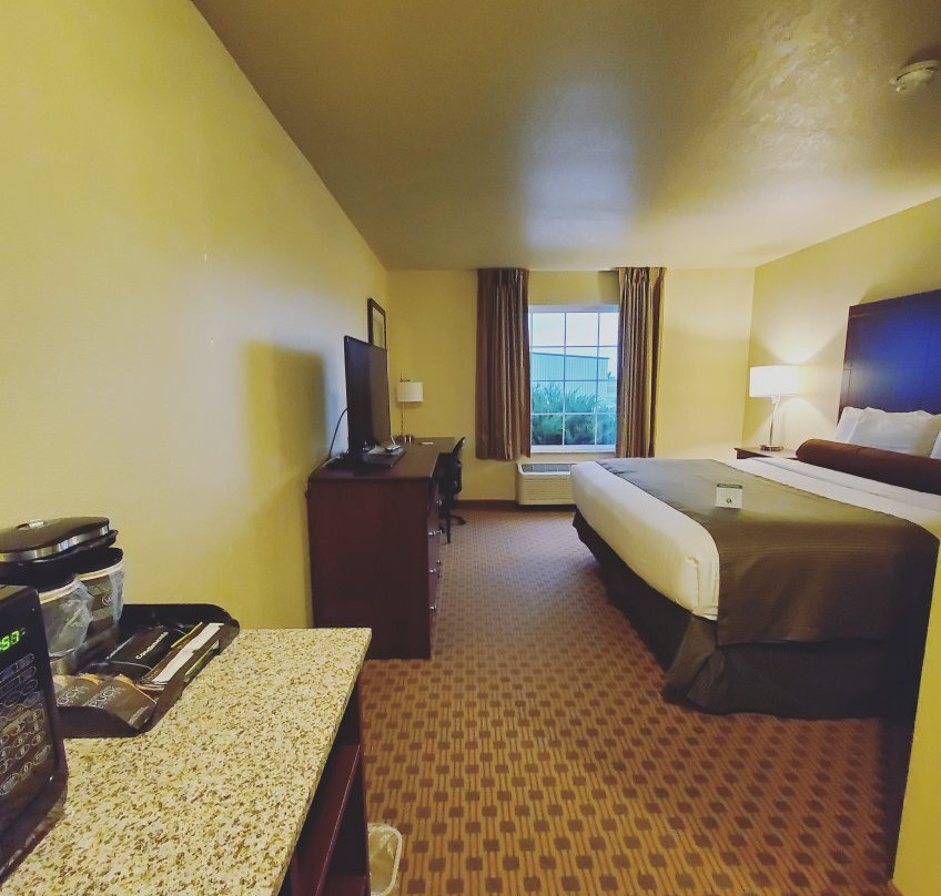 Castle Rock Inn & Suites主图