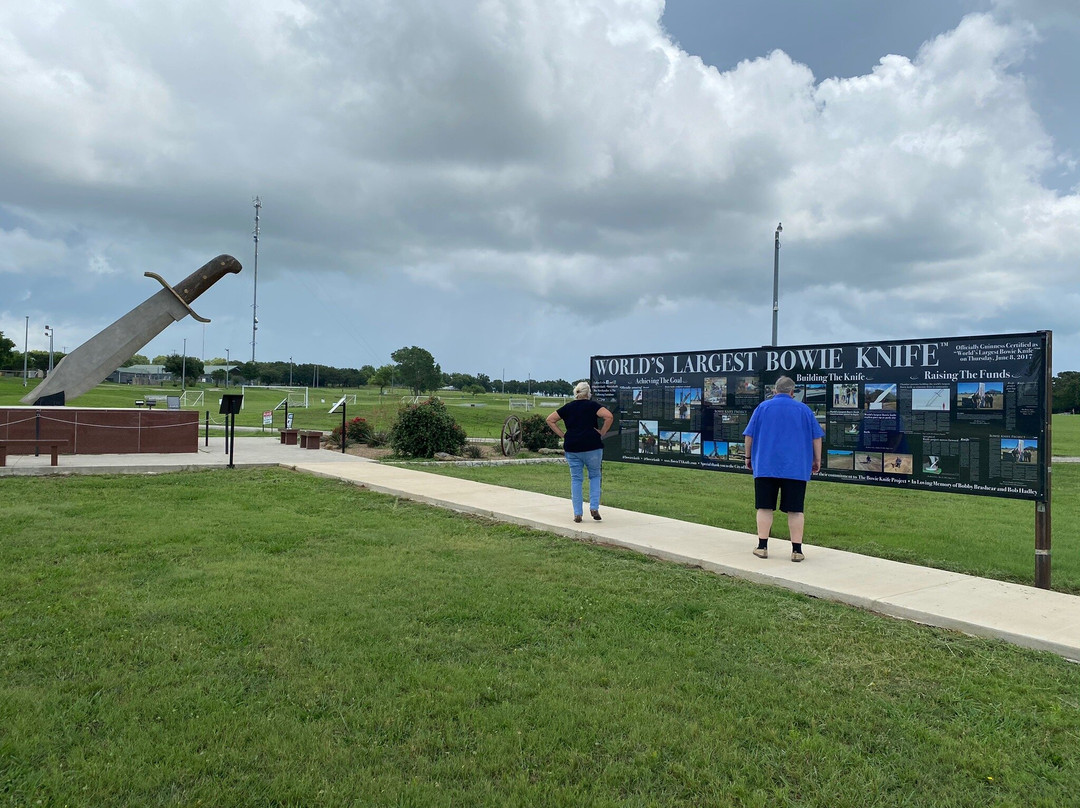Worlds Largest Bowie Knife-Bowie必去景点