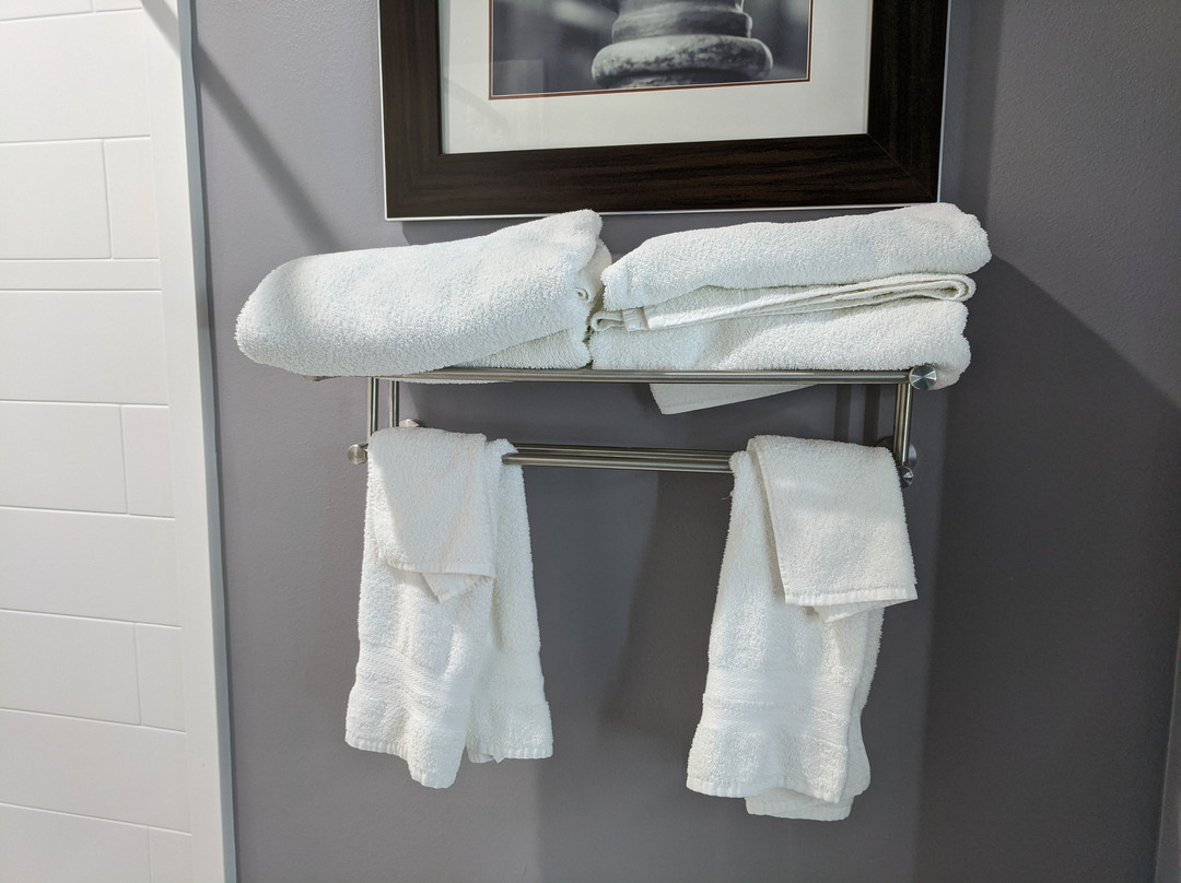 Airport Inn & Suites主图