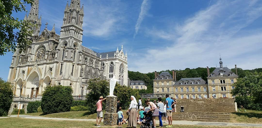 Sanctuaire Notre-Dame de Montligeon景点图片