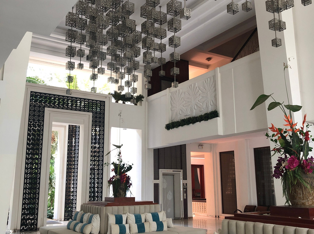 白莲花度假酒店主图