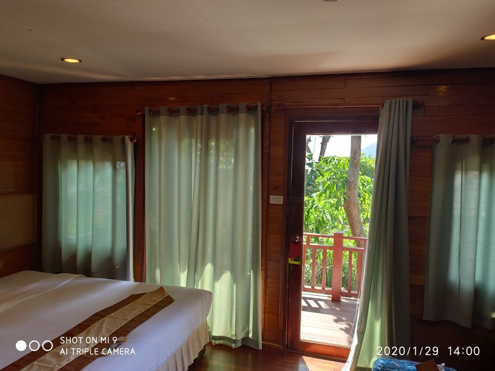 皮皮岛海滩度假酒店主图