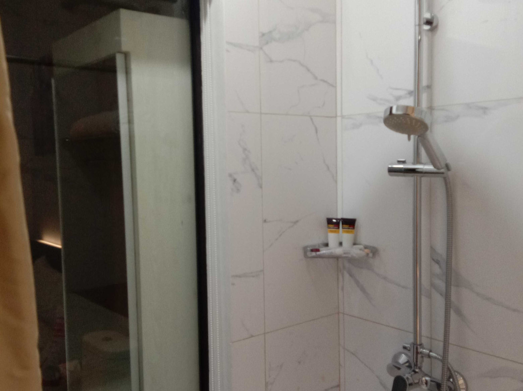 Front One Boutique Karawang主图