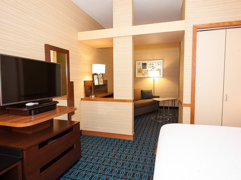 舒适套房酒店阿克伦南主图