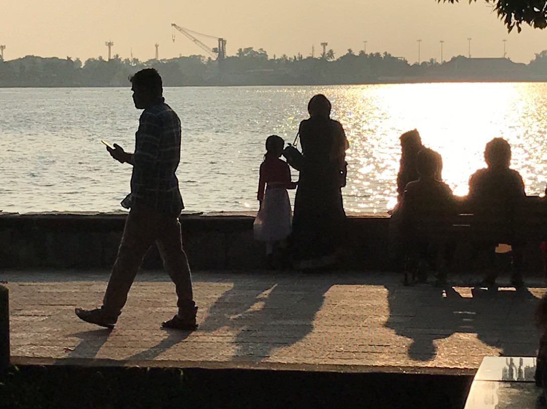 Queen's Walkway景点图片