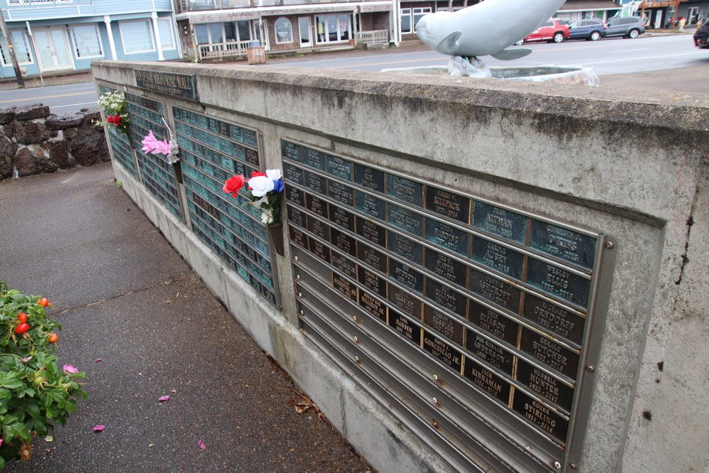 Depoe Bay旅游景点-Depoe Bay Memorial Wall