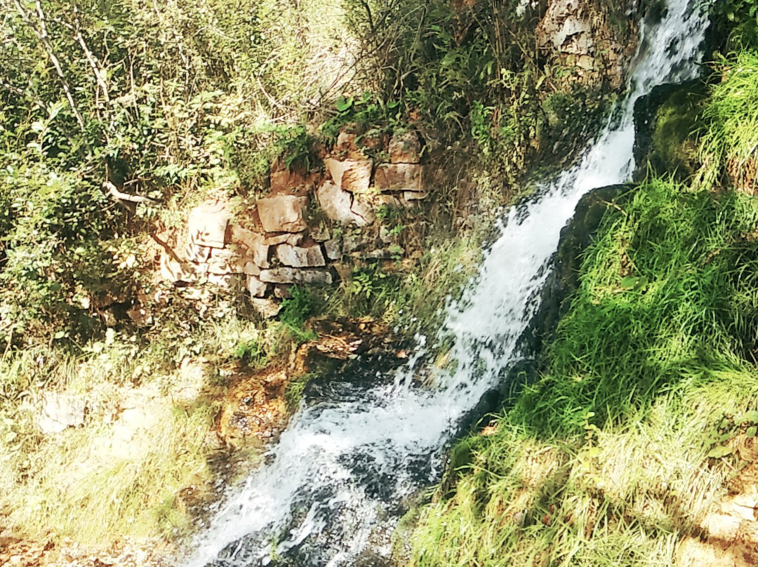 Panika Village Waterfall景点图片