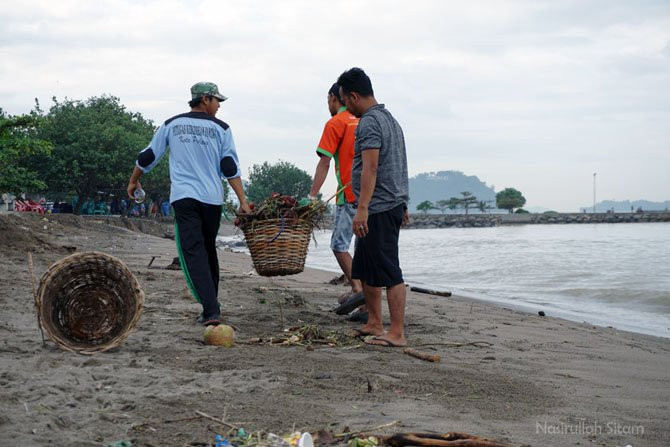 Muaro Lasak Beach景点图片