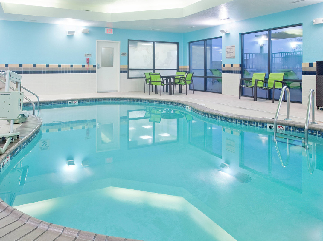 威奇托东普拉齐奥春季山丘套房酒店主图