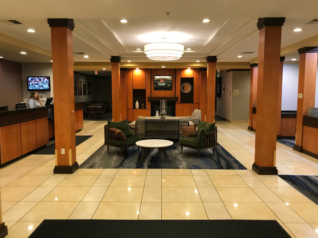 特哈查比费尔菲尔德客栈&套房酒店主图