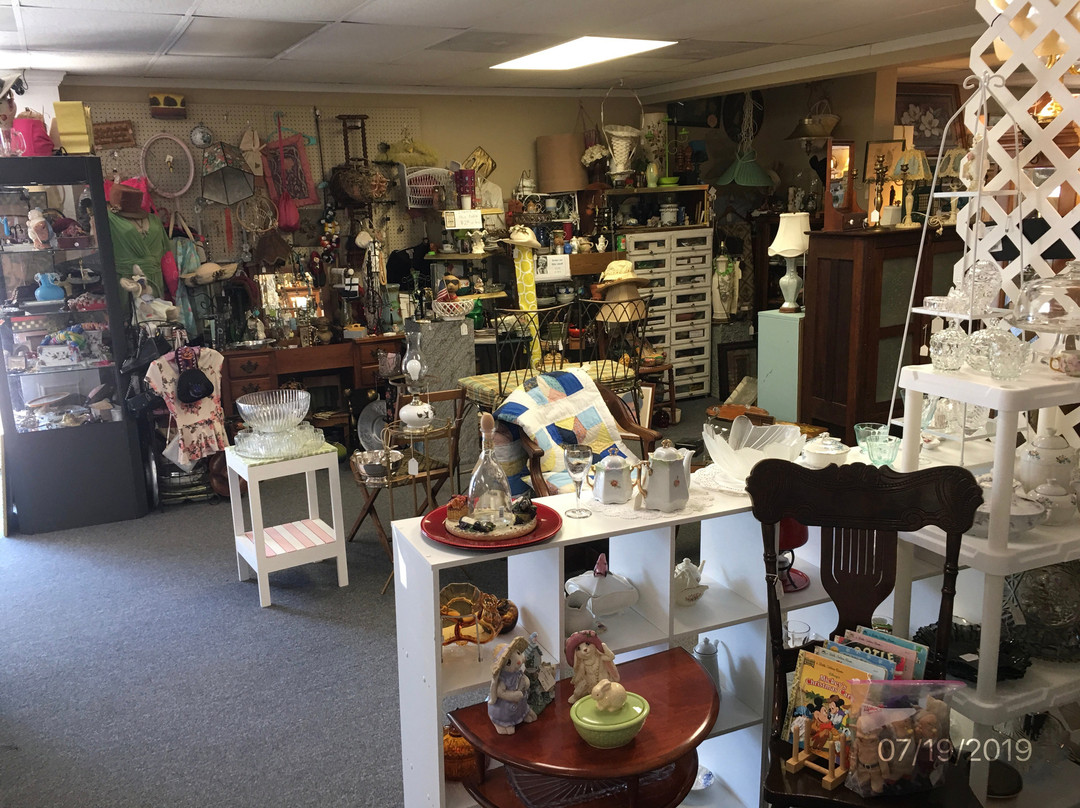 Antiques at Gresham Lake景点图片