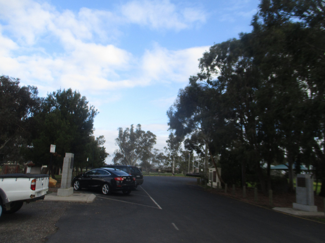 Horsham & District War Memorial & Cenotaph-霍舌姆必去景点