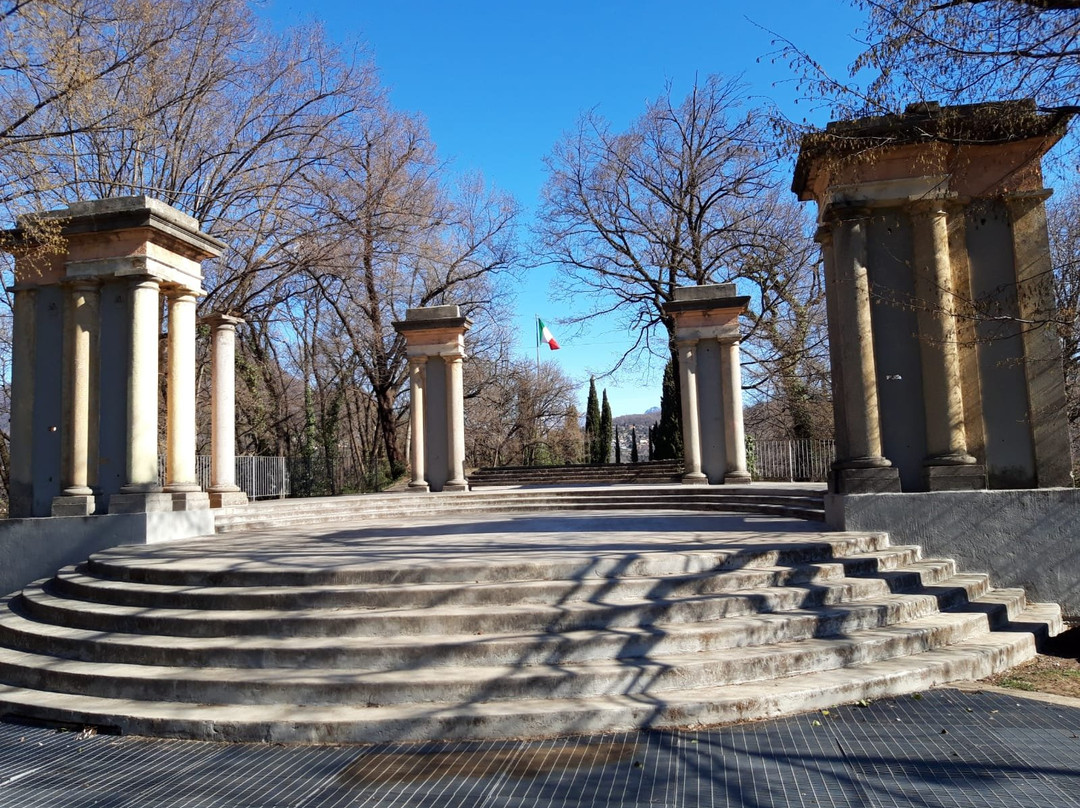Monumento ai Caduti-埃尔巴必去景点