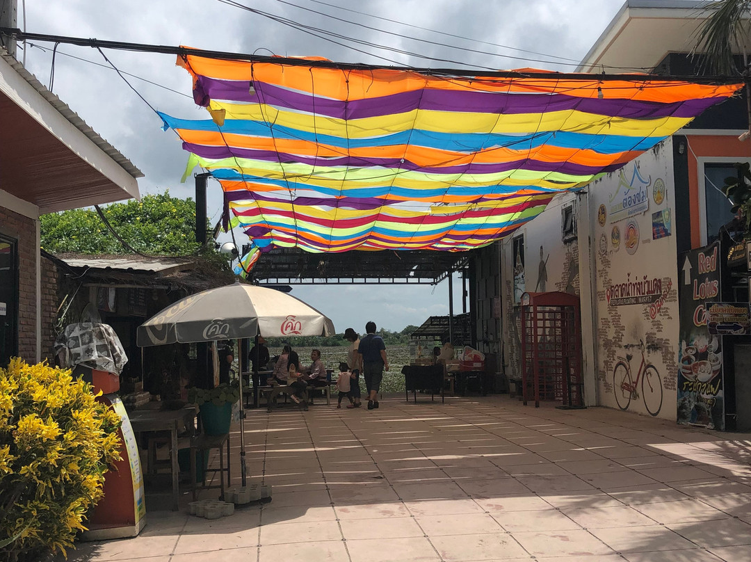 ตลาดน้ำทุ่งบัวแดง-佛统必去景点