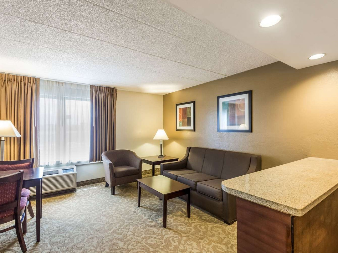 Quality Suites Milwaukee Airport主图
