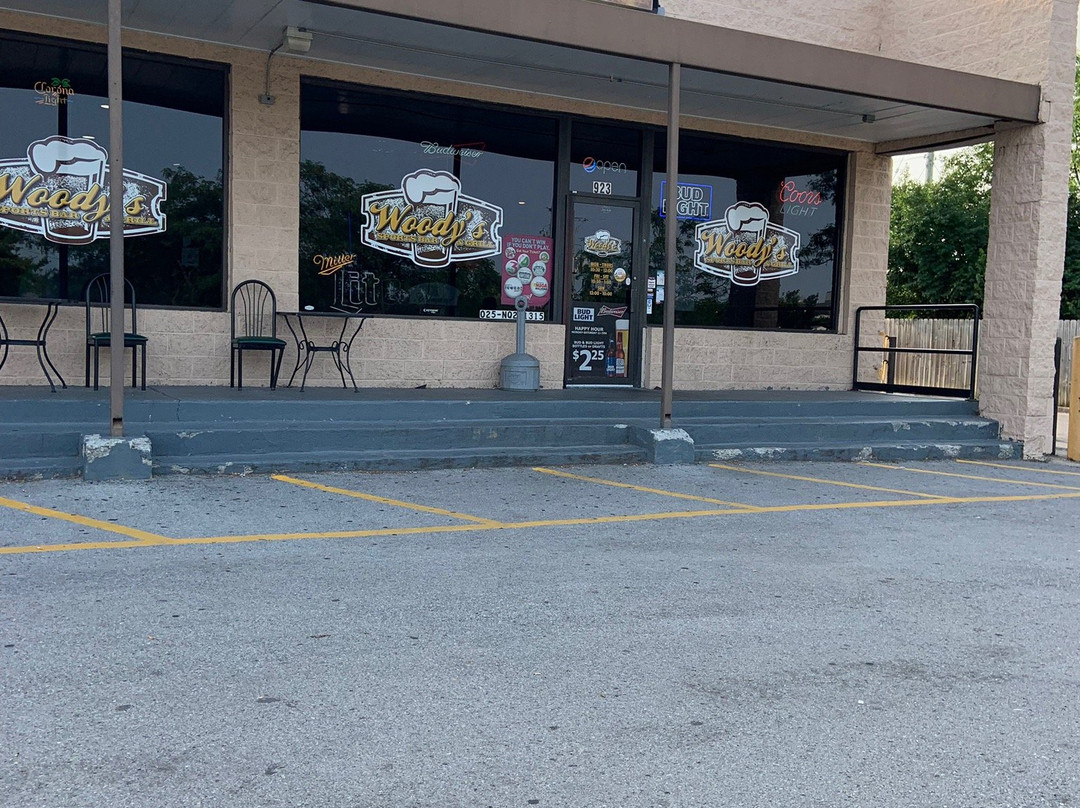 Woodys Sports Bar and Grill景点图片