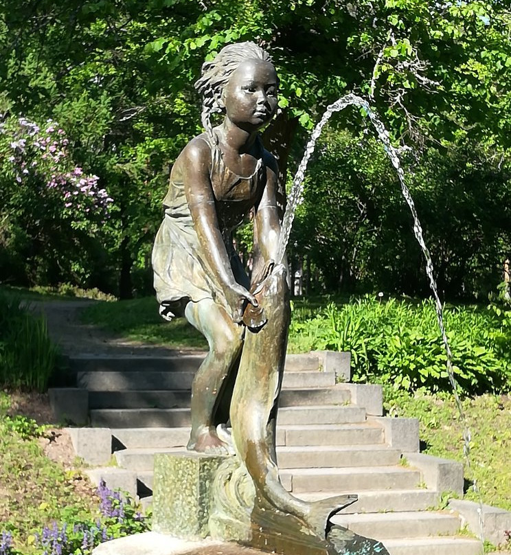 Fountain the Girl Ude With Fish-泽列诺戈尔斯克必去景点