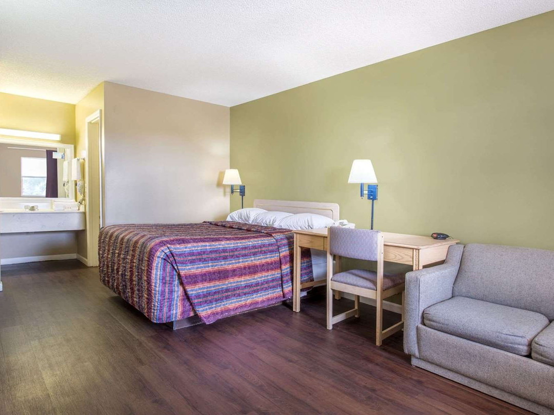 Super 8 by Wyndham Monticello主图