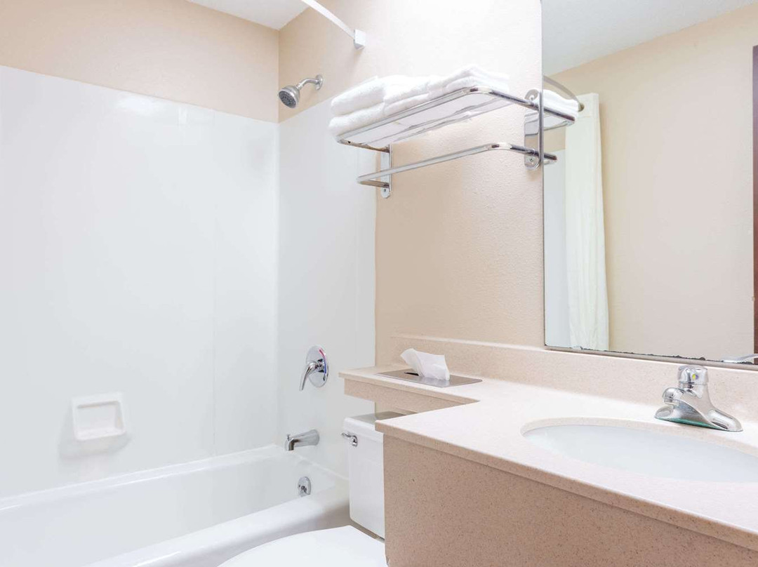 Super 8 by Wyndham St Charles主图