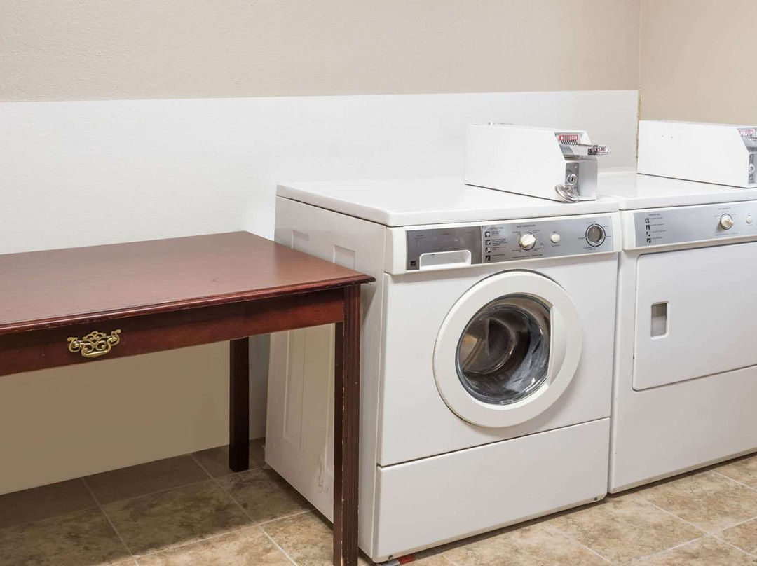 Super 8 by Wyndham Janesville主图