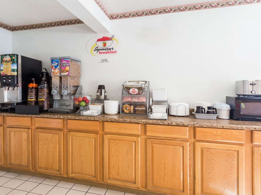 Super 8 by Wyndham Pontiac主图