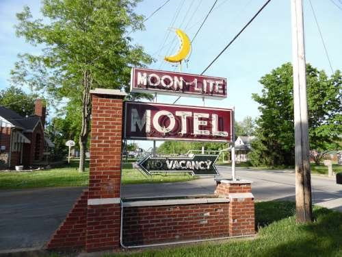 Moon-Lite Motel主图