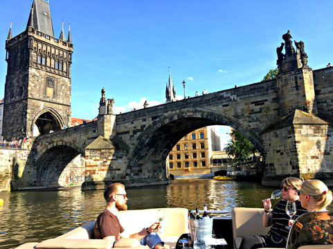 Wine Boat-布拉格必去景点