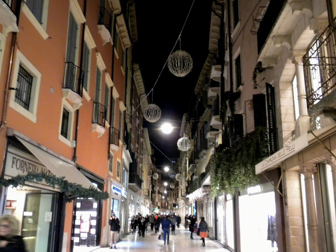 Negozzi Abbigliamento Via Mazzini Verona景点图片