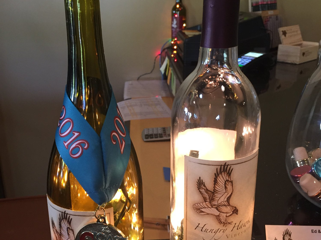 Hungry Hawk Vineyards & Winery景点图片