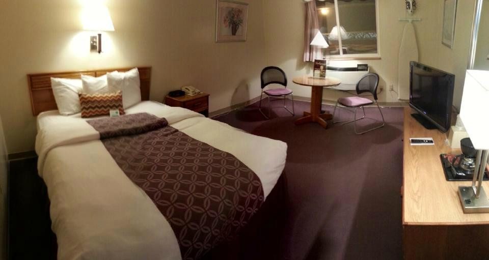 Derby Four Seasons Inn and Suites主图