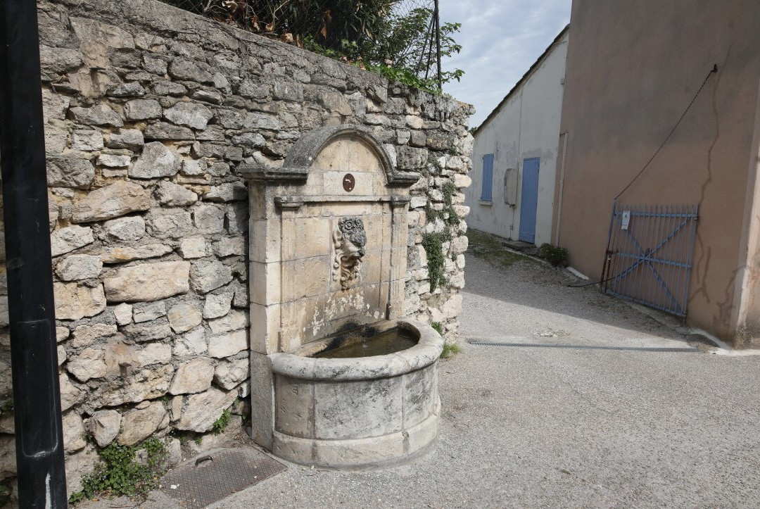Fontaine Rue Carriero Frédéric Mistral-Velleron必去景点