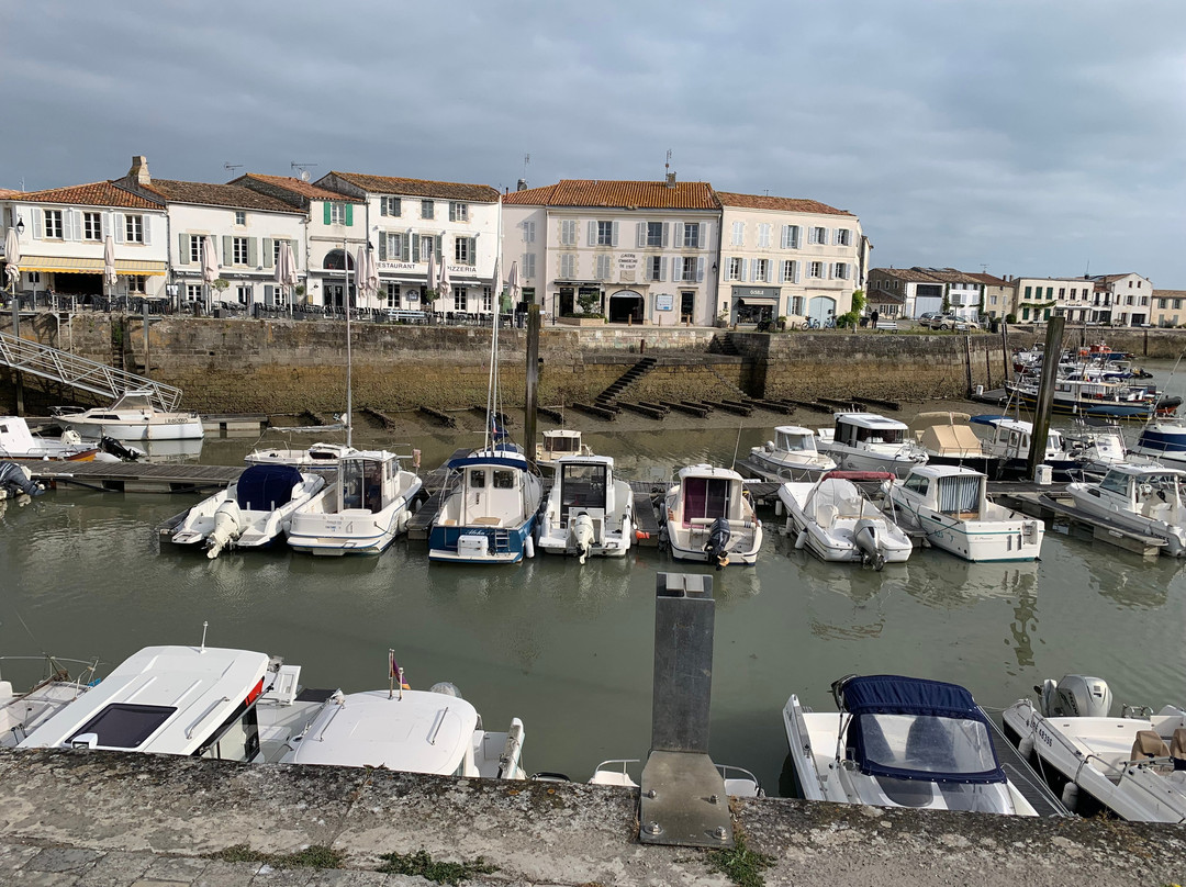 科罗娜酒店主图