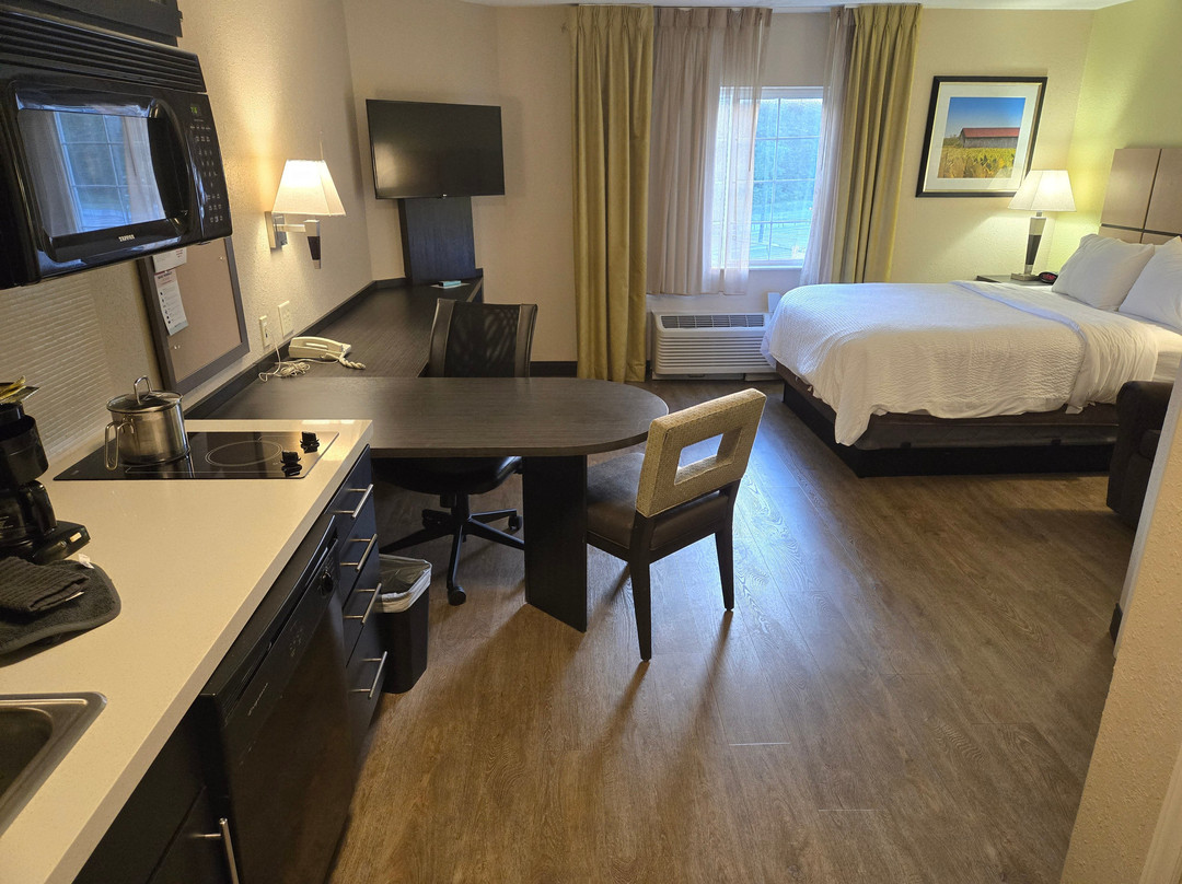 落基山烛木套房酒店主图