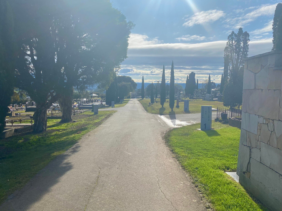 Moe Memorial Park Cemetery景点图片