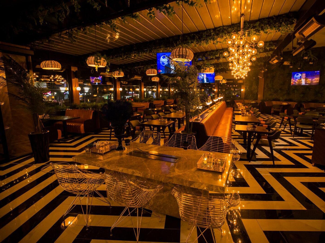 MPLUS Cafe & Restaurant