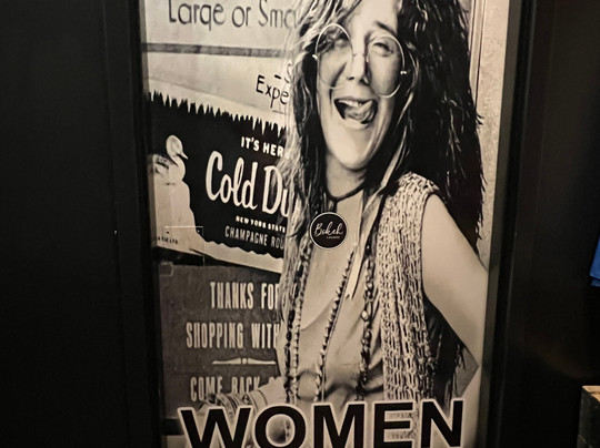 Bokeh Lounge-埃文斯维尔必去景点