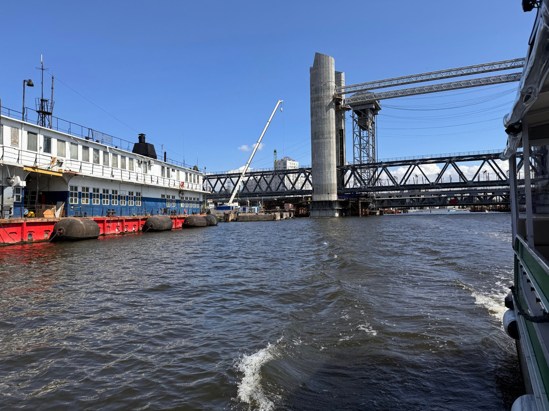 Dvukhyarusny Bridge景点图片