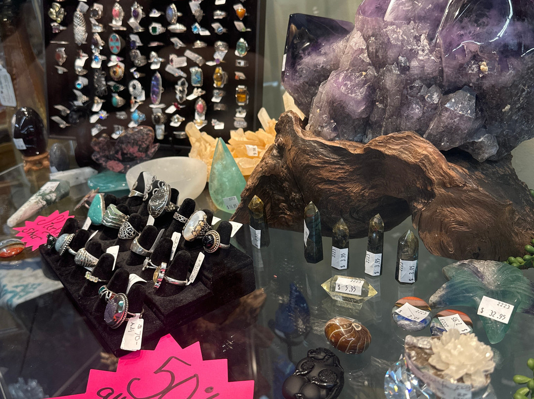 Two Sisters Dusty Attic Flea Market-Cassville必去景点