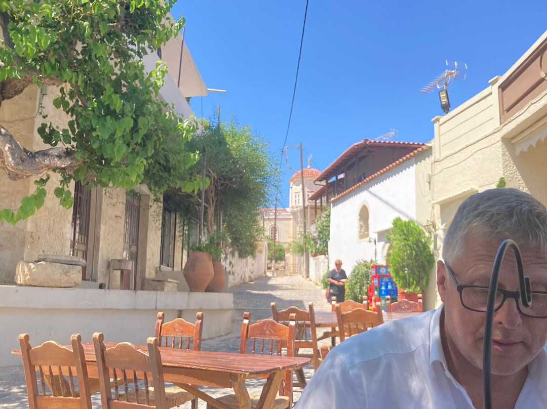 Tavérna Mezedopoleío I Parádosi