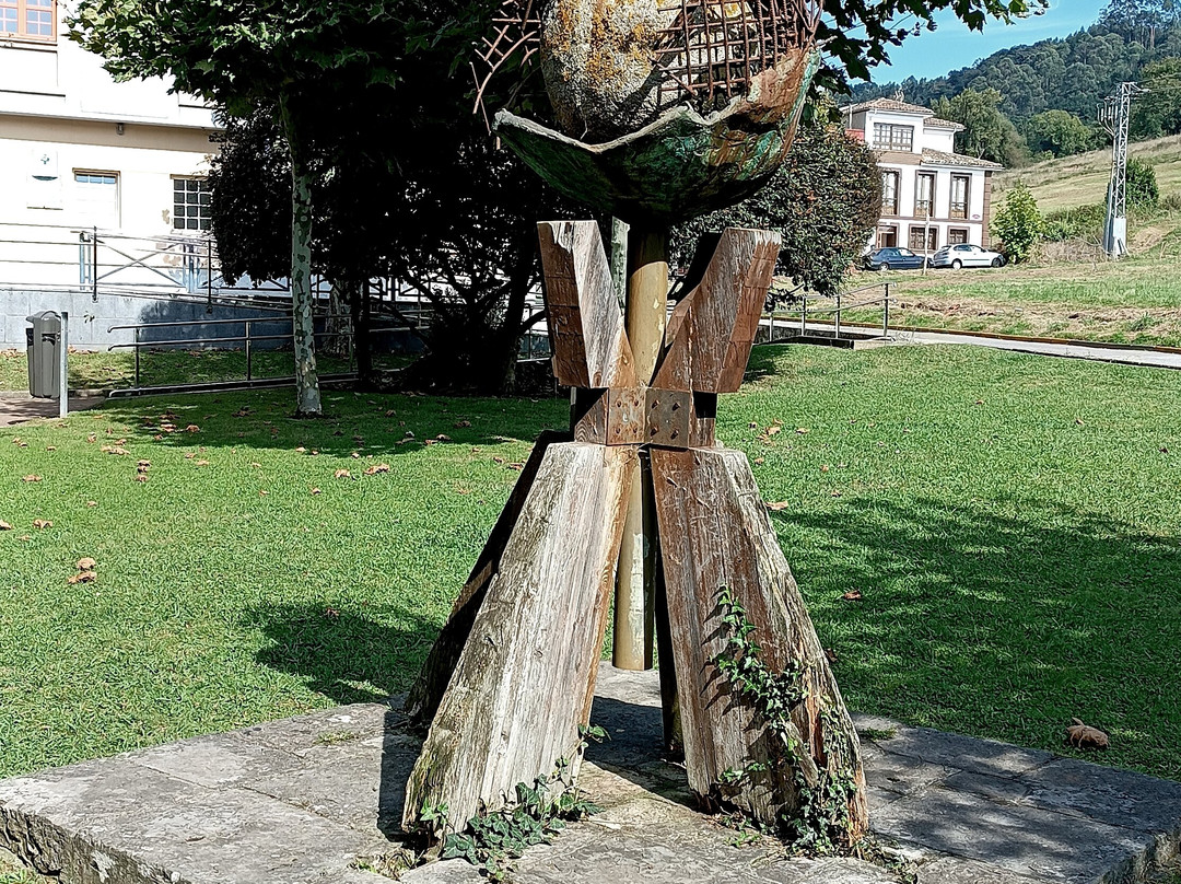 Escultura «manzana»-比拉维西奥萨必去景点
