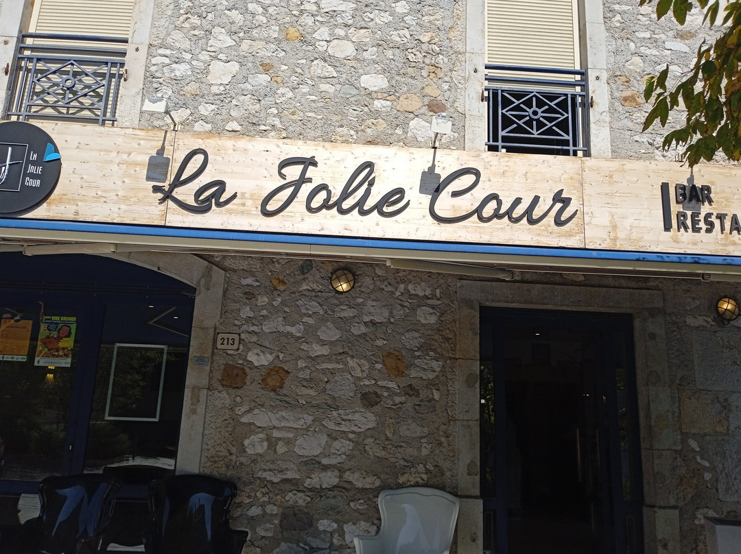 La Jolie Cour