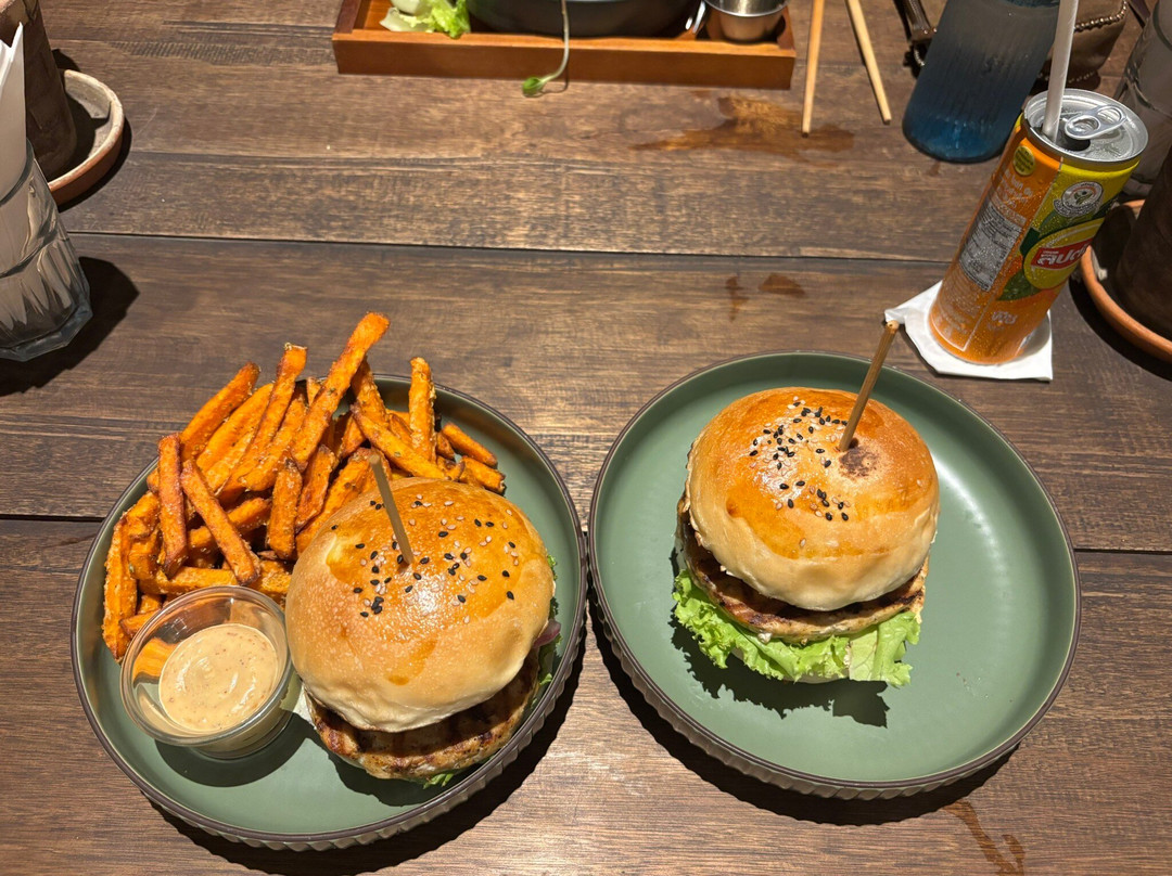 MyThai Burgers Thong Sala