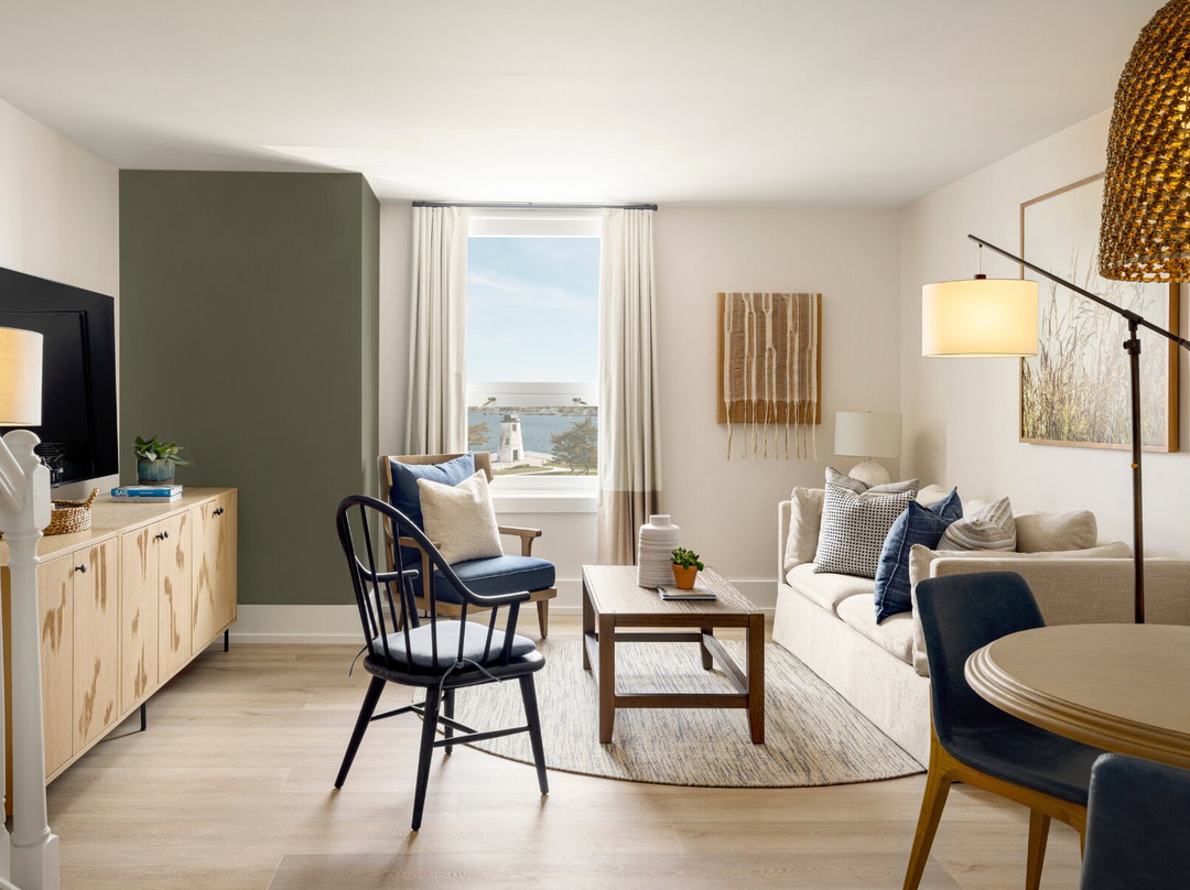 Newport Harbor Island Resort主图