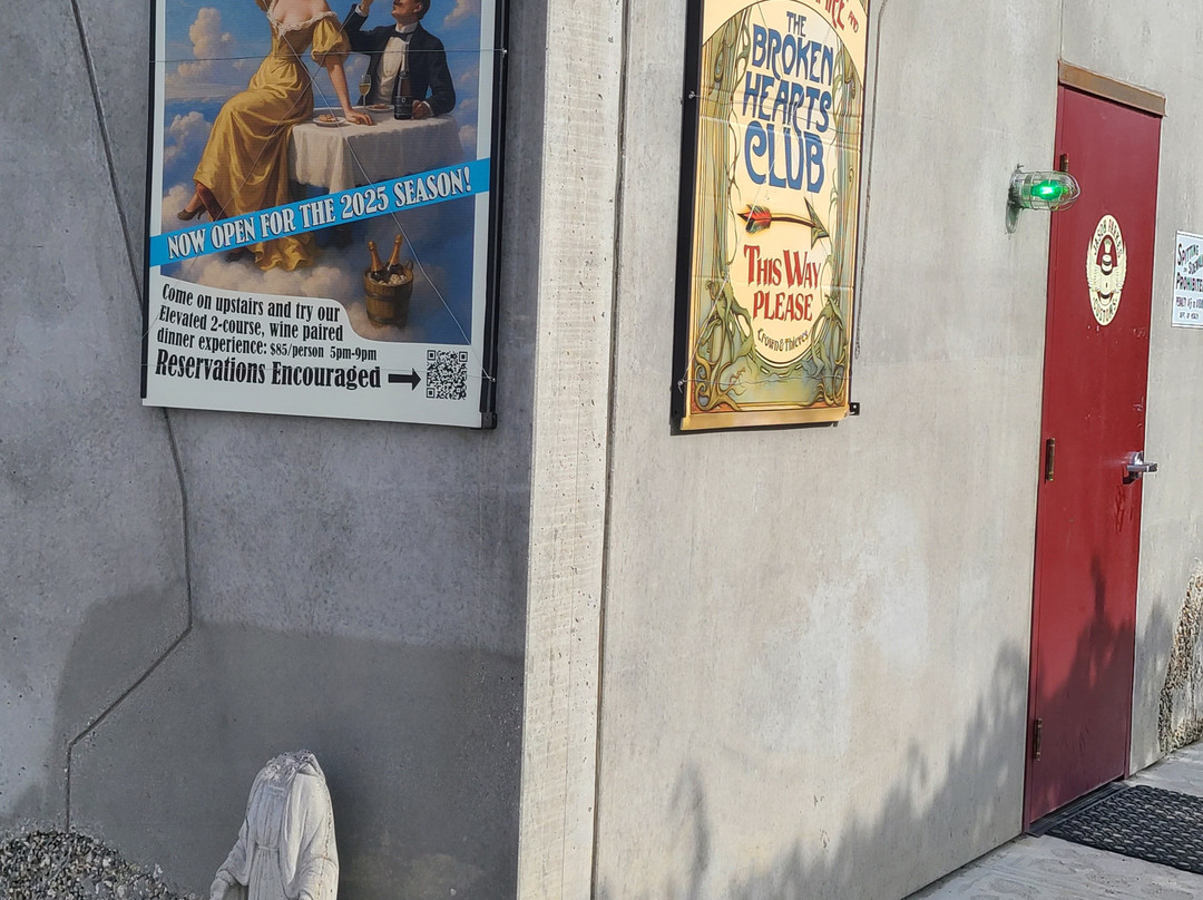 Crown & Thieves-西基隆拿必去景点