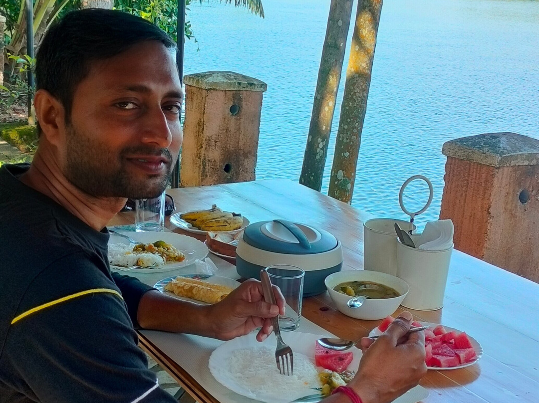 Green Chromide River View Wooden House主图