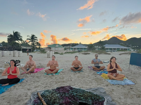 Colibri Massage Sxm-东方湾必去景点