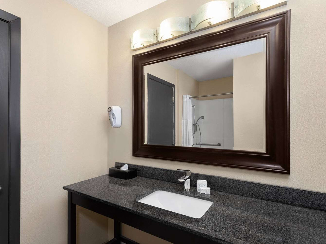 科普利阿克伦呗盟套房酒店