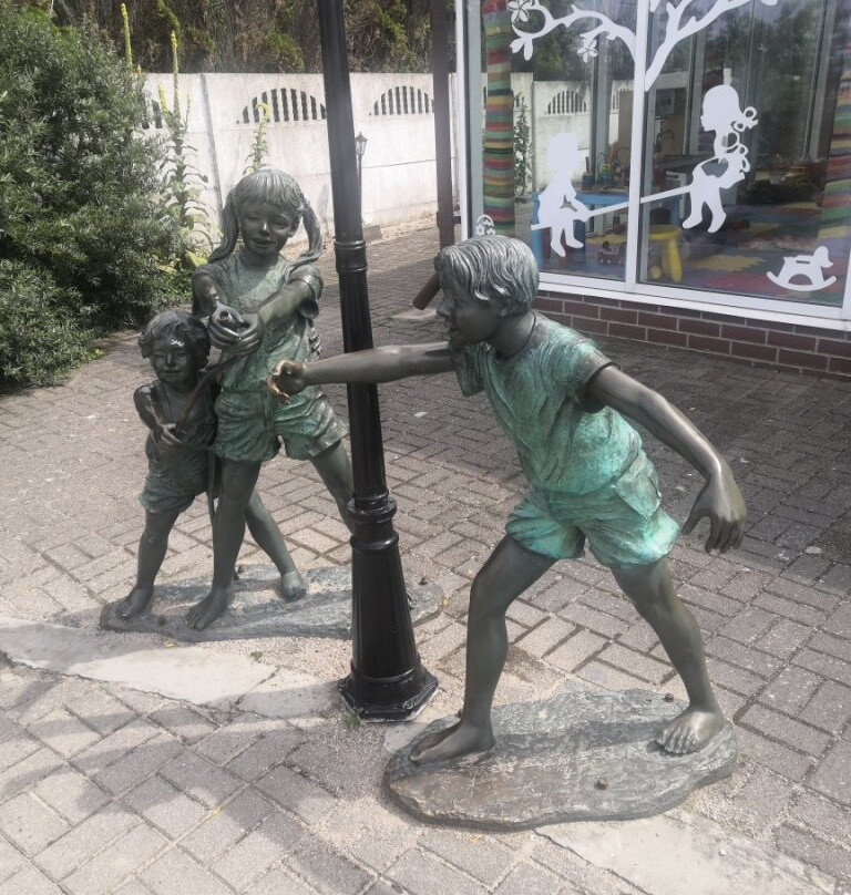 Sculptures of Children at Play-泽列诺格拉茨克必去景点